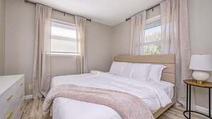 Ein Schlafzimmer mit einem Bett, einem Nachttisch und einer Kommode.