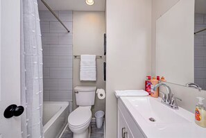 Douche, sèche-cheveux, serviettes fournies, savon