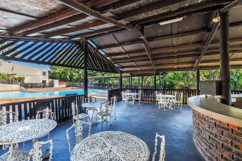 Coastal Retreat: 2-Bed Chalet with Balcony and BBQ