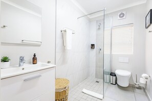 シャワー、ヘアドライヤー、タオル、石鹸