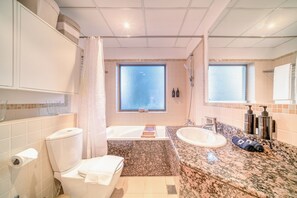 Secadora de cabello, toallas, jabón, shampoo