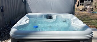 Cozy Cottage by Lake MI&Dunes w/ Hot tub