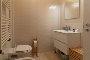 Doccia, asciugacapelli, bidet, asciugamani