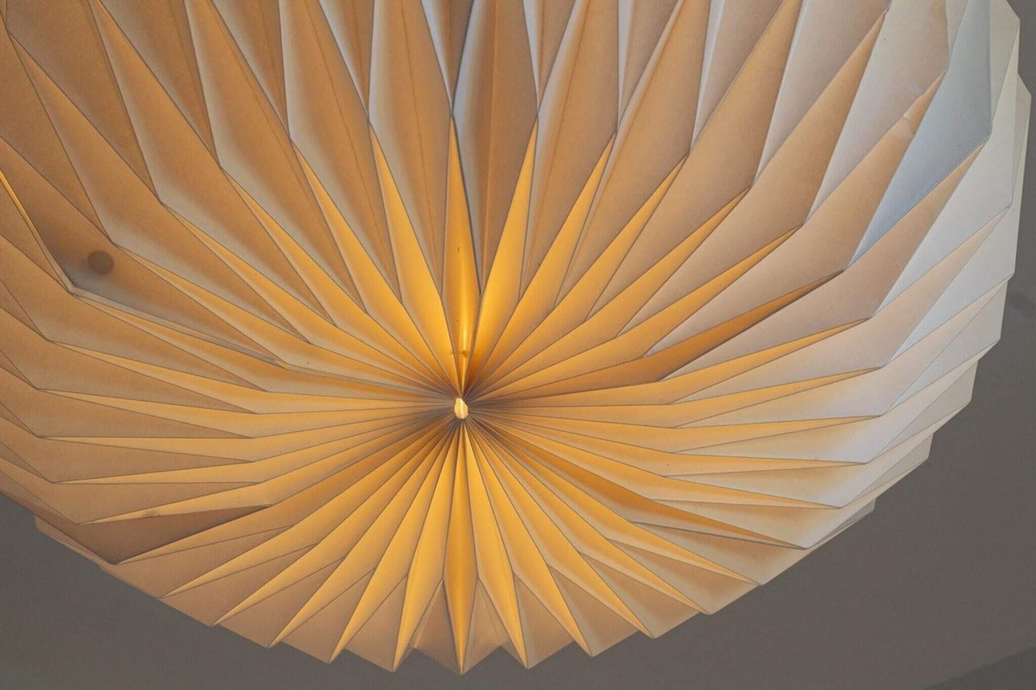 Un techo con un diseño radial de lámparas.