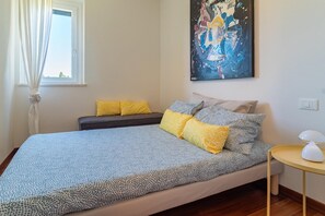 2 soverom, strykejern/-brett, reiseseng for barn og wi-fi