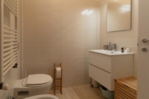 Douche, sĂšche-cheveux, bidet, serviettes fournies