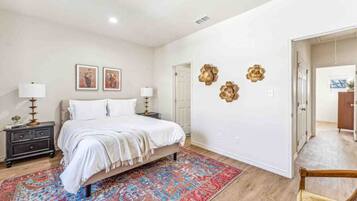 2 Schlafzimmer, Schreibtisch, Bügeleisen/Bügelbrett, Reisekinderbett