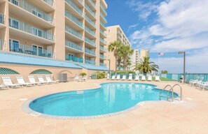 Utendørsbasseng og et oppvarmet basseng