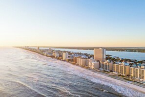 On the beach - Low-Density Building + 3BR/3BA + Sunset Magic = Your Happy Place (Gulf Shores)