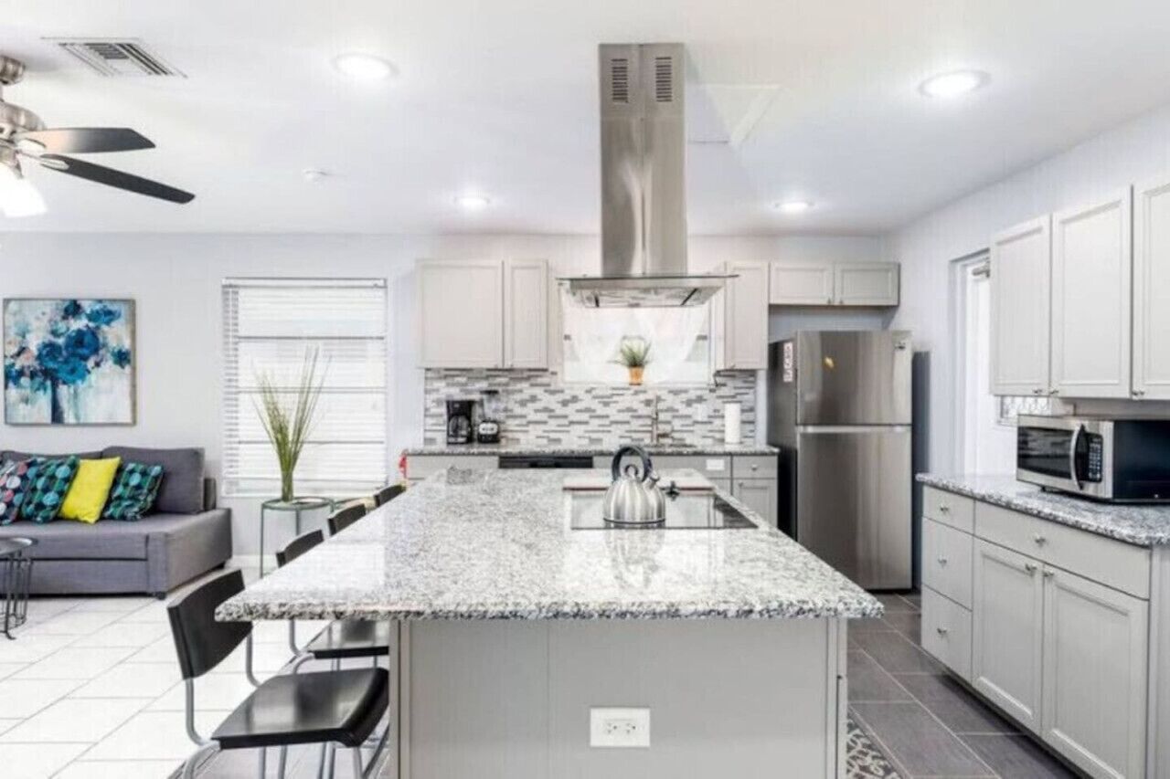 Jääkaappi, mikroaaltouuni, uuni, liesi