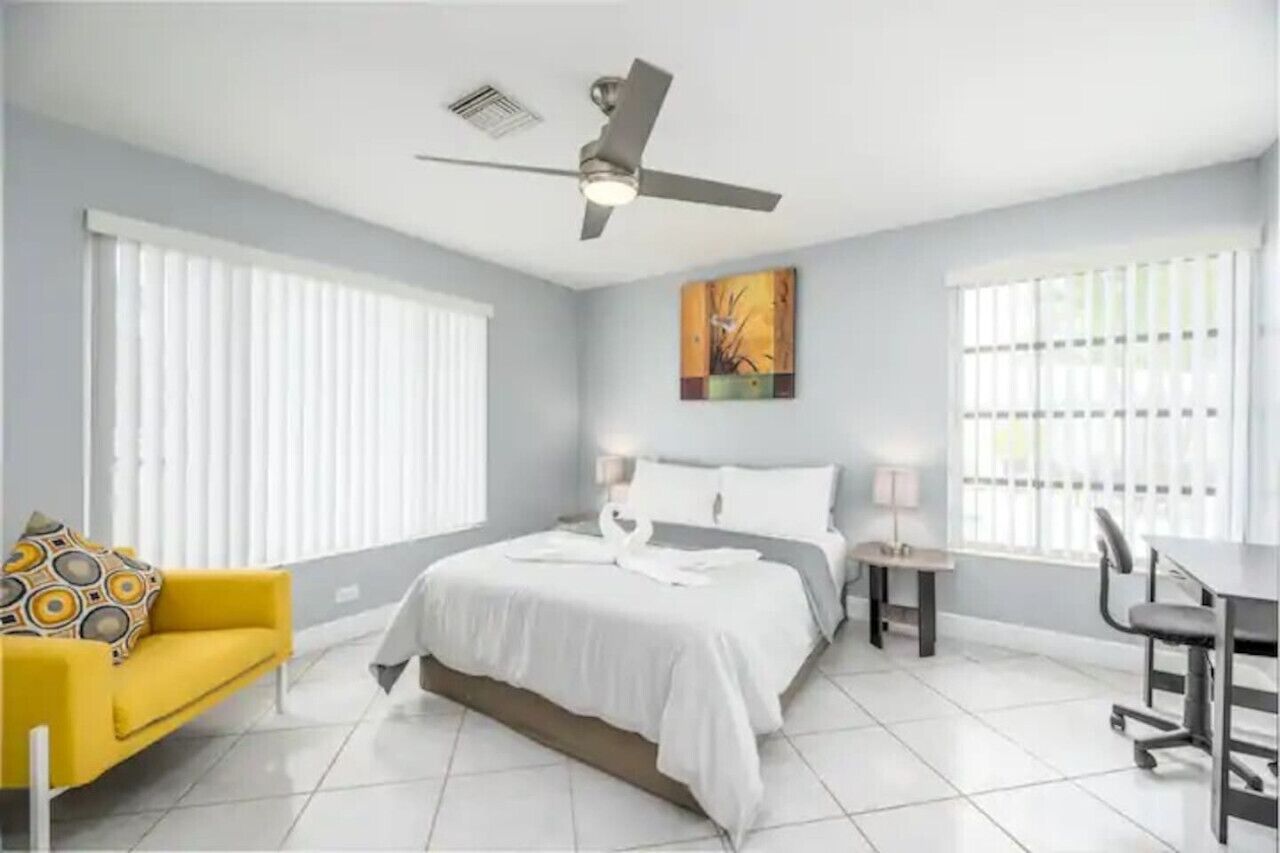 Työpöytä, silitysrauta/-lauta, ilmainen Wi-Fi, vuodevaatteet