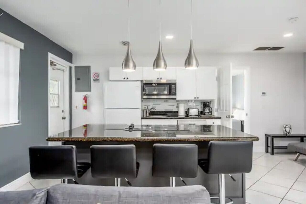 ثلاجة، ميكروويف، فرن، موقد طهي مسطح