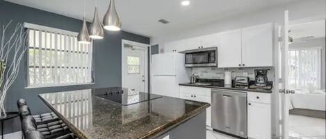 冷蔵庫、電子レンジ、オーブン、コンロ