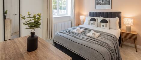 5 bedrooms, iron/ironing board, internet, bed sheets