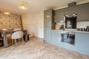 Fridge, microwave, oven, stovetop - Spacious 5-Bedroom House in Nottingham (Nottingham)