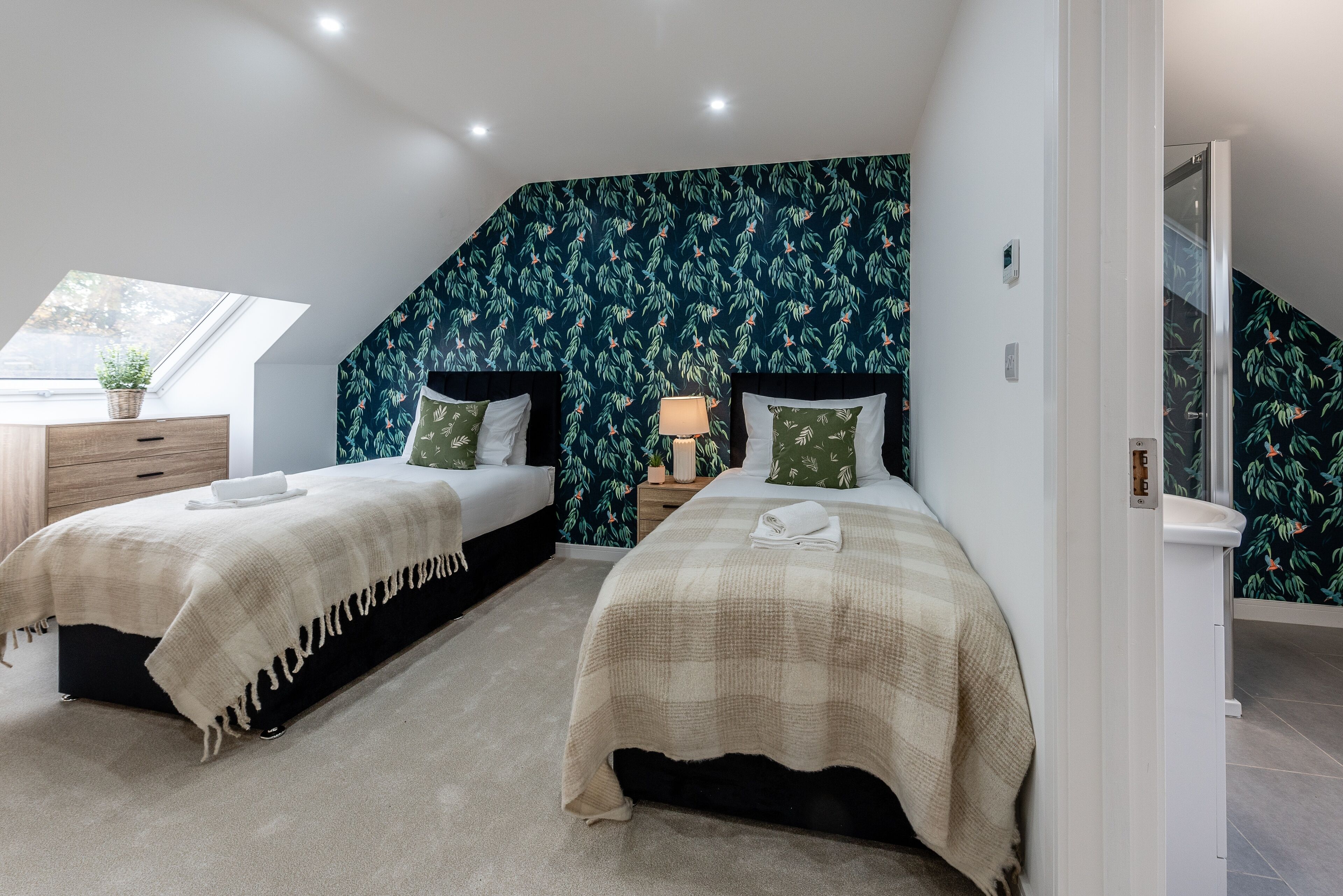 5 bedrooms, iron/ironing board, internet, bed sheets