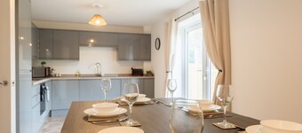 Spacious 5-Bedroom House in Nottingham