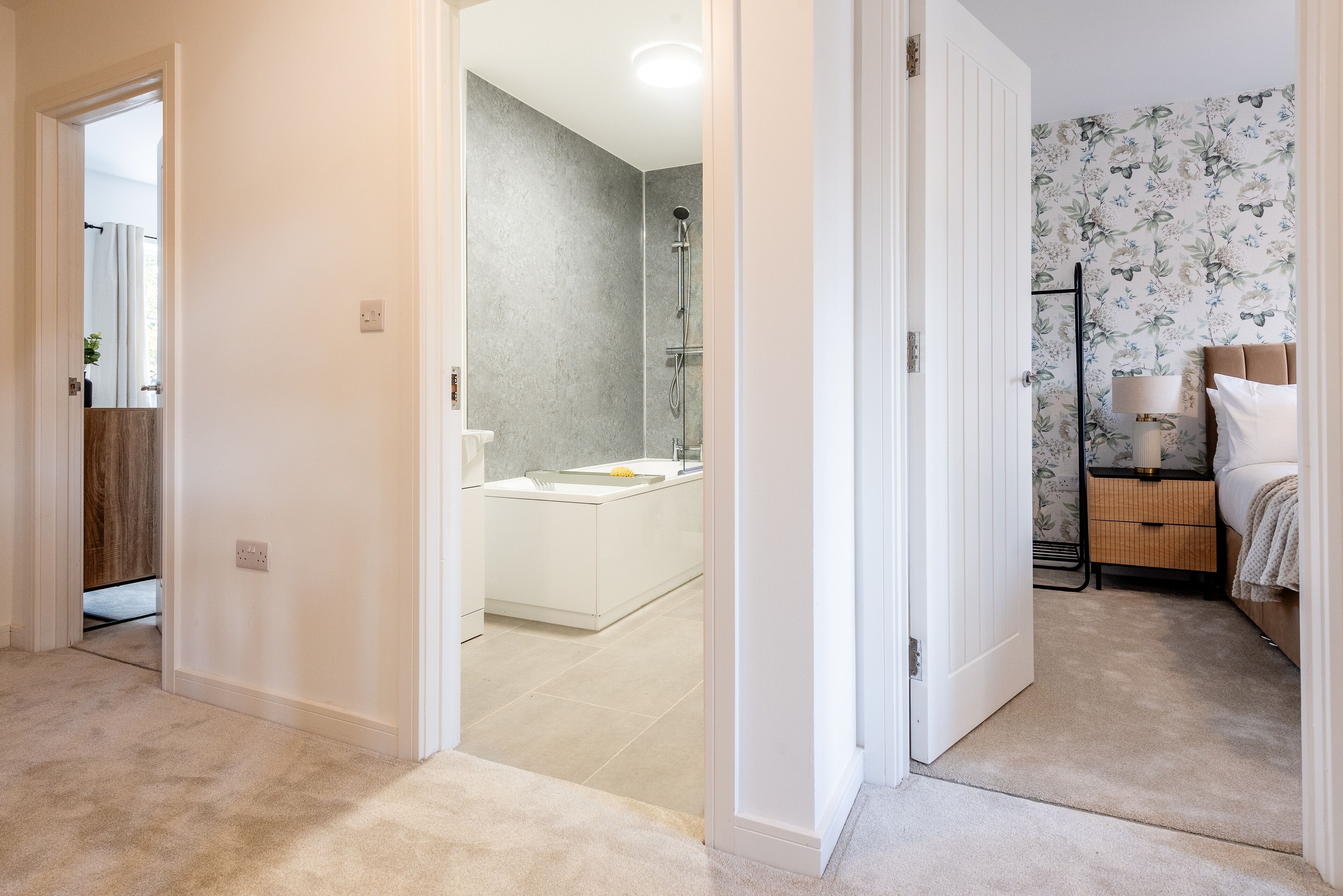 Een moderne badkamer met een douche, toilet en wastafel.
