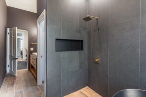 Shower, hair dryer, towels, soap - Luxury stay in a 3-bedroom townhome in Cincinnati, OH (Cincinnati)