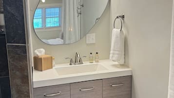 Douche, sèche-cheveux, serviettes fournies, savon