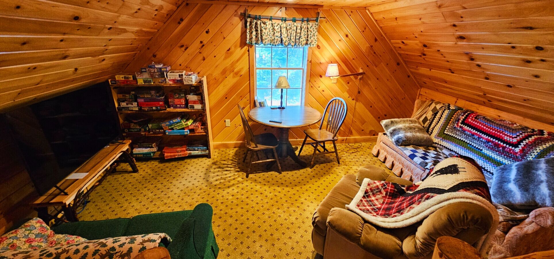 Älytelevisio, takka, kirjoja