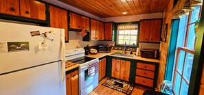 Jääkaappi, mikroaaltouuni, uuni, liesi