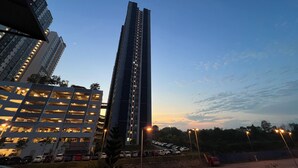 Un immeuble de grande hauteur, doté de nombreux étages et d’une architecture moderne.