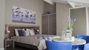 Deluxe Room | Een kluis op de kamer, een bureau, verduisterende gordijnen, gratis wifi