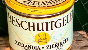 Purkki Beschuitgelei-hilloa, jossa on keltainen kansi ja etiketti, jossa lukee teksti ”Zeeelandia” ja ”H.J. Doelman”.