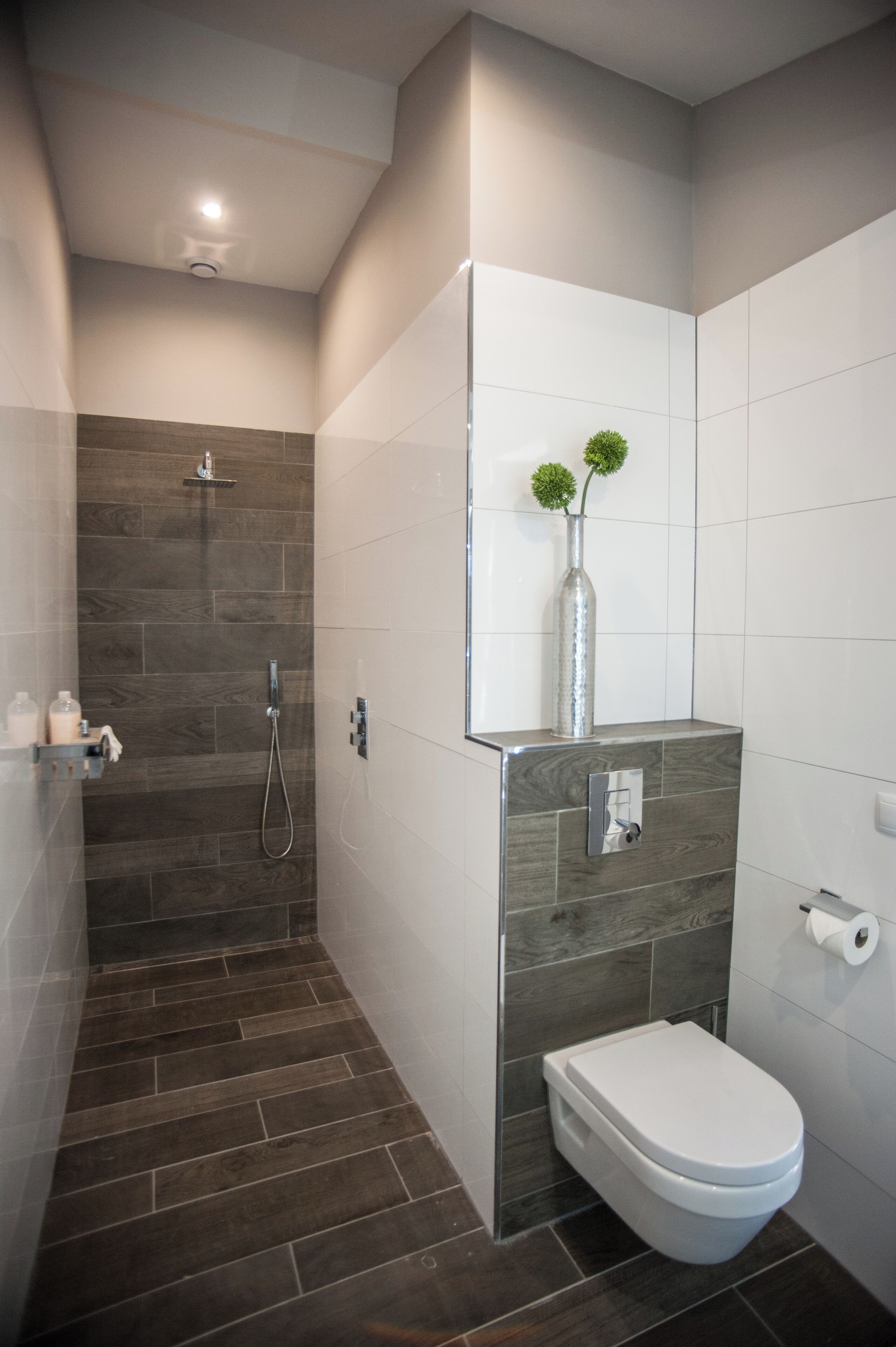 Deluxe Room | Badkamer | Een haardroger, handdoeken, zeep, shampoo