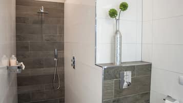 Deluxe Room | Badkamer | Een haardroger, handdoeken, zeep, shampoo