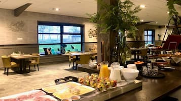 Tägliches Frühstücksbuffet (20 EUR pro Person)