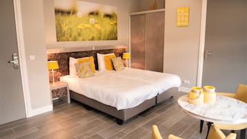 Deluxe Room | Két bảo mật tại phòng, bàn, màn/rèm cản sáng