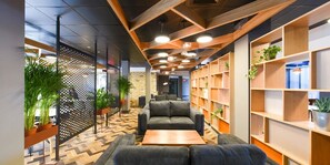 Lobby sitting area - For Students Only Canvas The Heights in Birmingham (Birmingham)