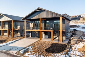 Exterior - New Custom Spacious 7-bedroom House with Lake and Mountain Views (Eden)