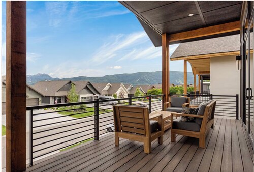 New Custom Spacious 7-bedroom House with Lake and Mountain Views
