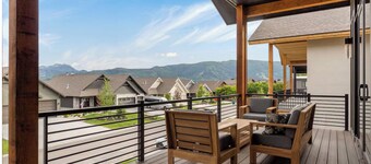 New Custom Spacious 7-bedroom House with Lake and Mountain Views