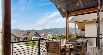 New Custom Spacious 7-bedroom House with Lake and Mountain Views