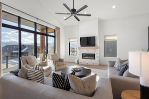 Smart TV, fireplace