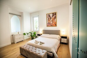 Leilighet – design, balkong, byutsikt | 2 soverom, skrivebord, skrivebord for bærbar PC og strykejern/-brett