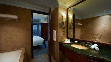 Superior Suite | Bathroom