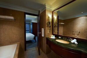 Superior Suite | Bathroom | Separate tub and shower, free toiletries, hair dryer, towels - Holiday Suite At Times Square KL (Kuala Lumpur)