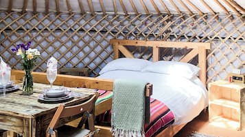 1 bedroom, bed sheets