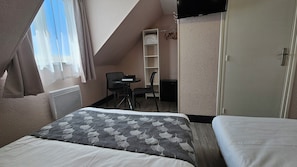 Triple Room, River View | Desk, free WiFi