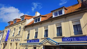 A row of buildings with signs for "ESCAL HOTEL" and "HOTEL". - ESCAL'HOTEL (Etaples)