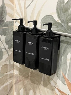 Regadera, secadora de cabello, bidet, toallas