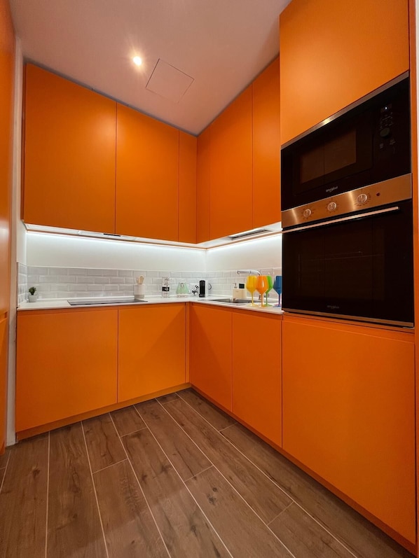 Kühlschrank, Mikrowelle, Ofen, Herdplatte