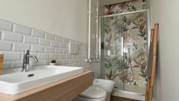 Dusche, Haartrockner, Bidet, Handtücher