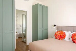 2 habitaciones, tabla de planchar con plancha y cuna de viaje