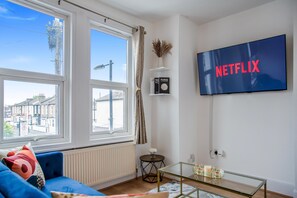 Apartment | Living area - Apartment-sleeps6-parking-internet (London)